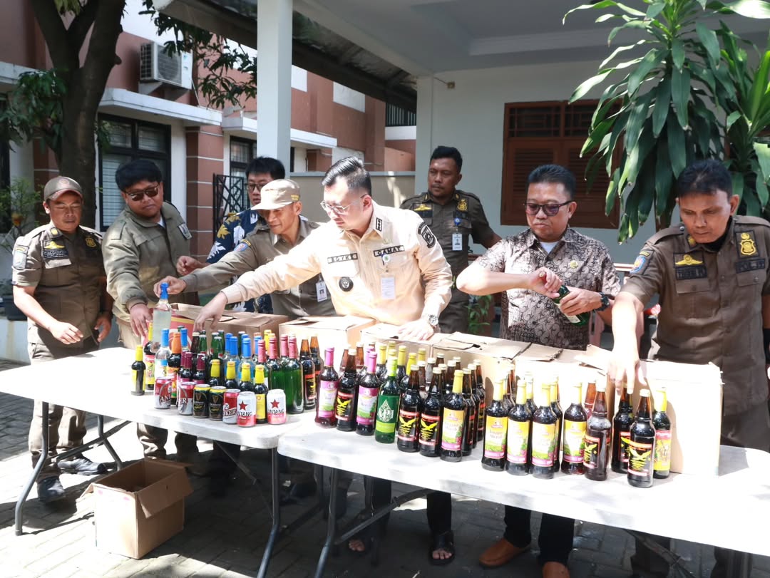 IMG-pascaoperasi-tahun-baru-tramtib-kecamatan-benda-serahkan-penyitaan-ratusan-botol-miras