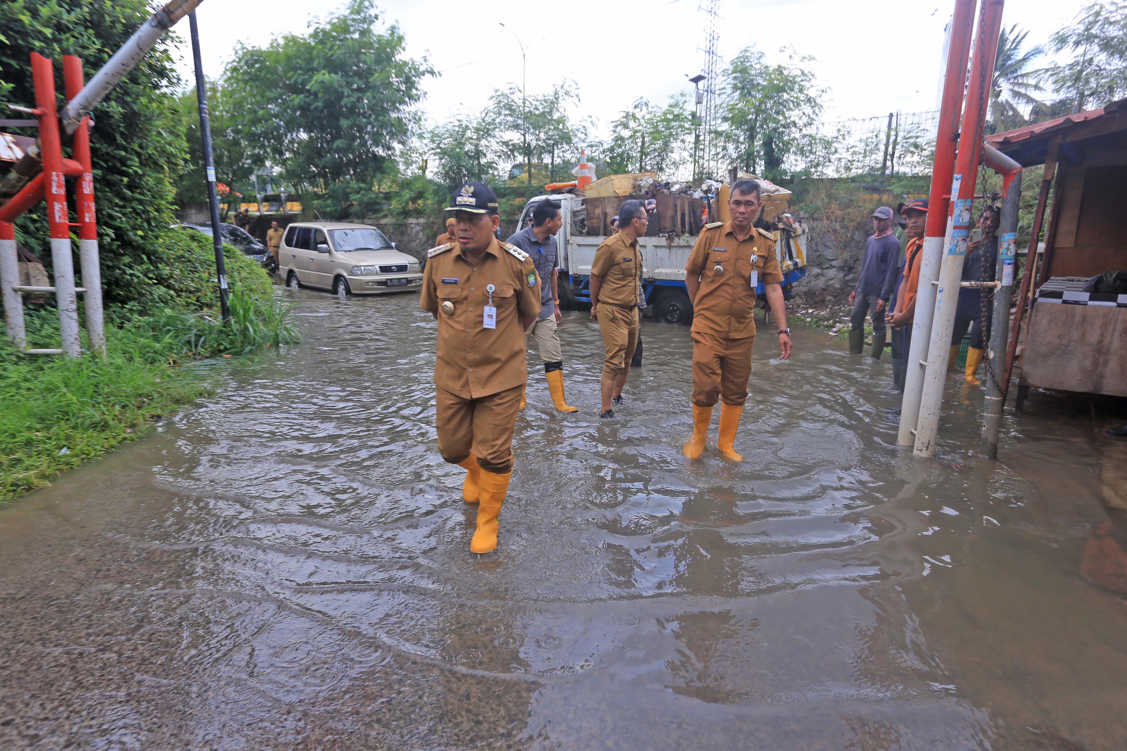 IMG-respon-laporan-warga-dr-nurdin-tinjau-langsung-genangan-dan-ajak-setop-buang-sampah-di-drainase