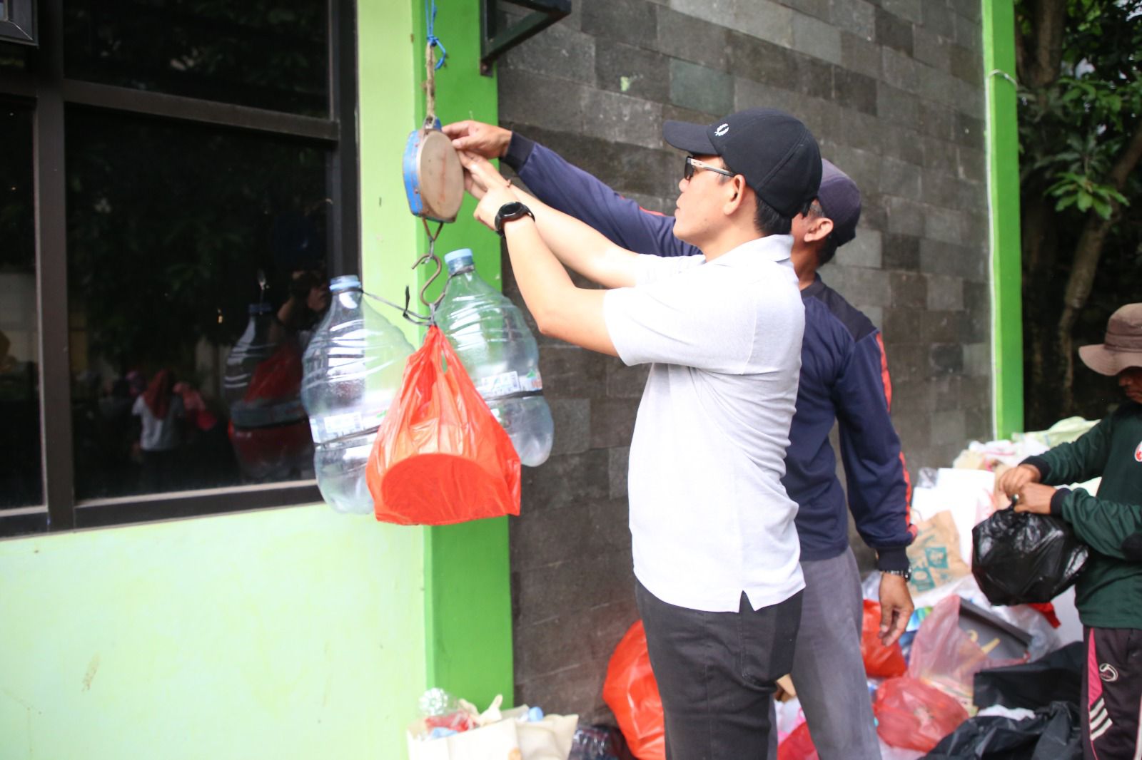IMG-kecamatan-karang-tengah-galakkan-gerakan-sedekah-sampah-di-lingkup-pegawai