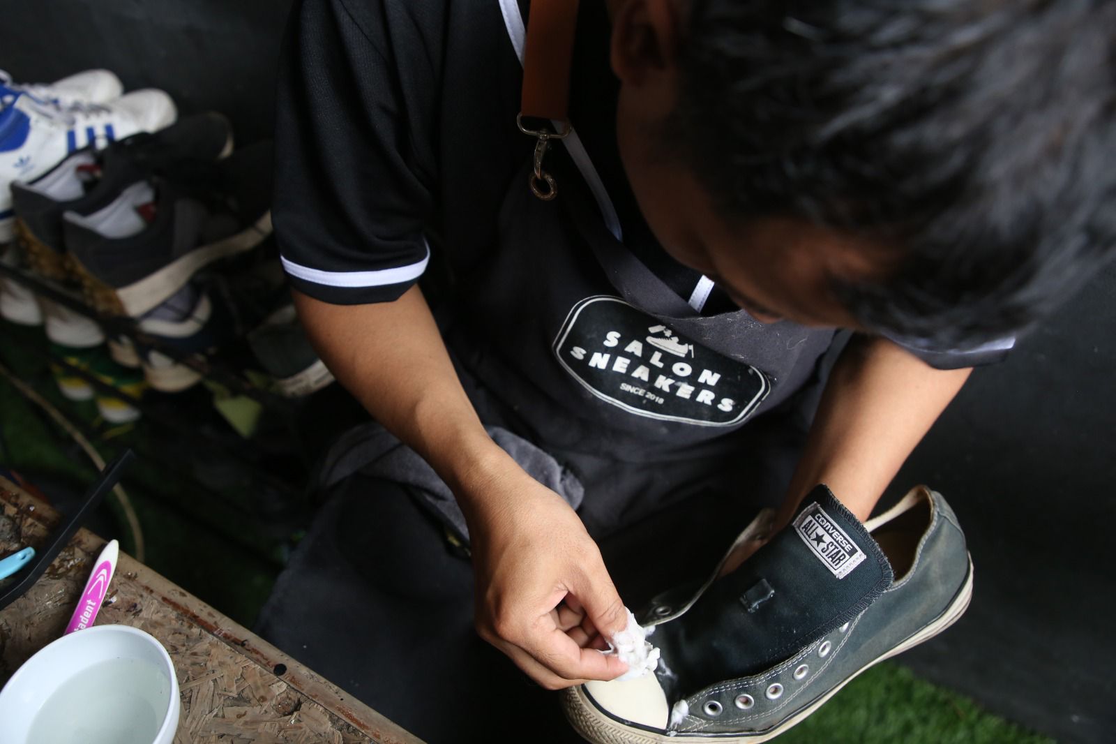 IMG-salon-sneakers-kota-tangerang-layanan-cuci-hingga-reparasi-sepatu-dan-tas-paling-diminati