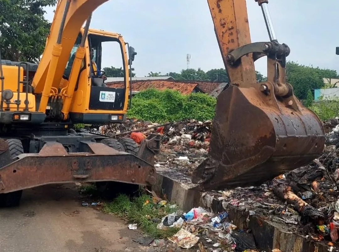 IMG-kecamatan-karawaci-angkut-tumpukan-sampah-area-looping-galeong-kembali-nyaman-dilewati