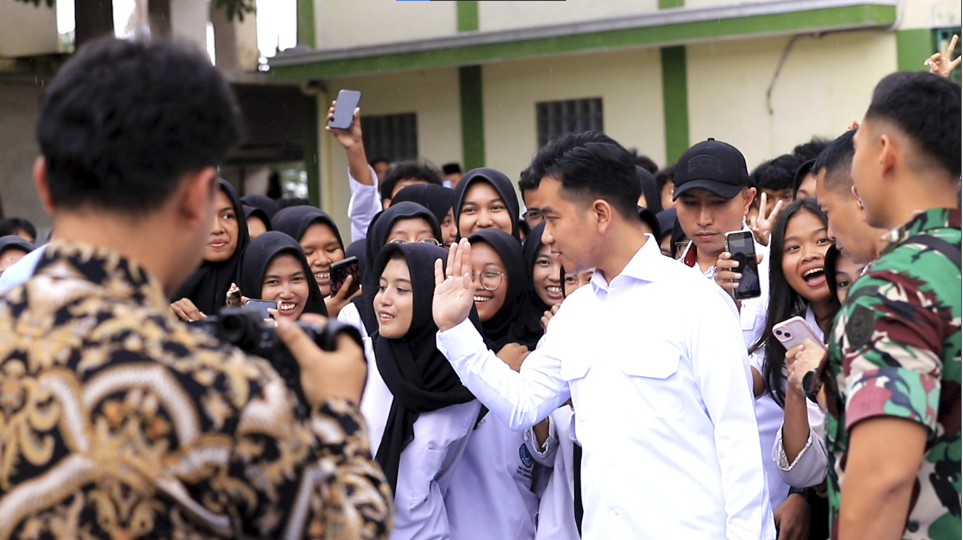 IMG-wakil-presiden-gibran-tinjau-program-makan-bergizi-gratis-di-smp-ki-hajar-dewantoro-kota-tangerang