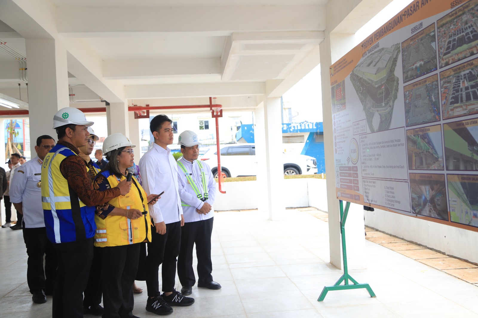 IMG-wakil-presiden-gibran-rakabuming-pantau-perkembangan-revitalisasi-pasar-anyar-kota-tangerang