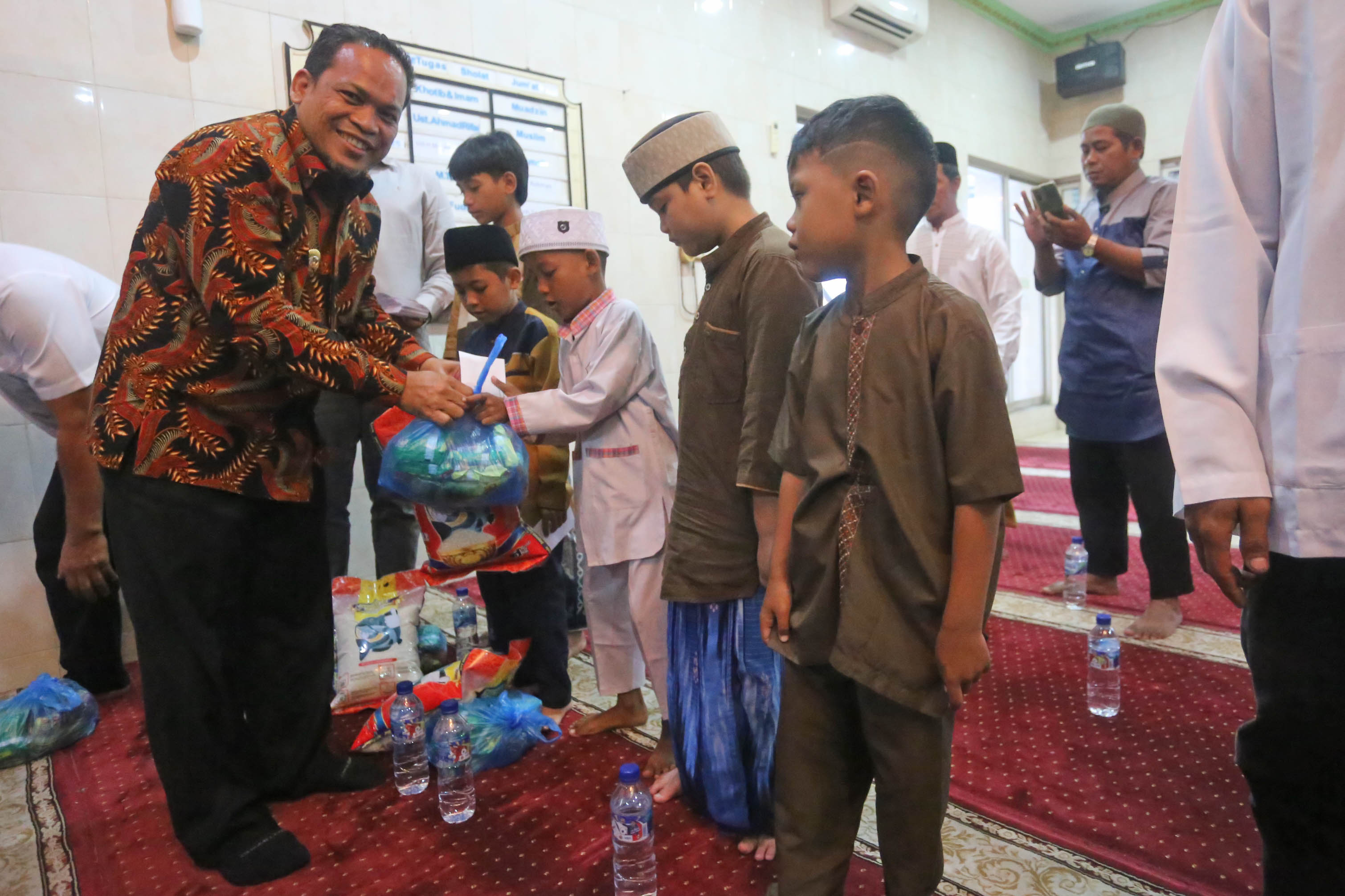 IMG-berdayakan-masjid-sebagai-pusat-kegiatan-sosial-dr-nurdin-tak-hanya-tempat-beribadah-tapi-berbagi-berkah-kepada-sesama
