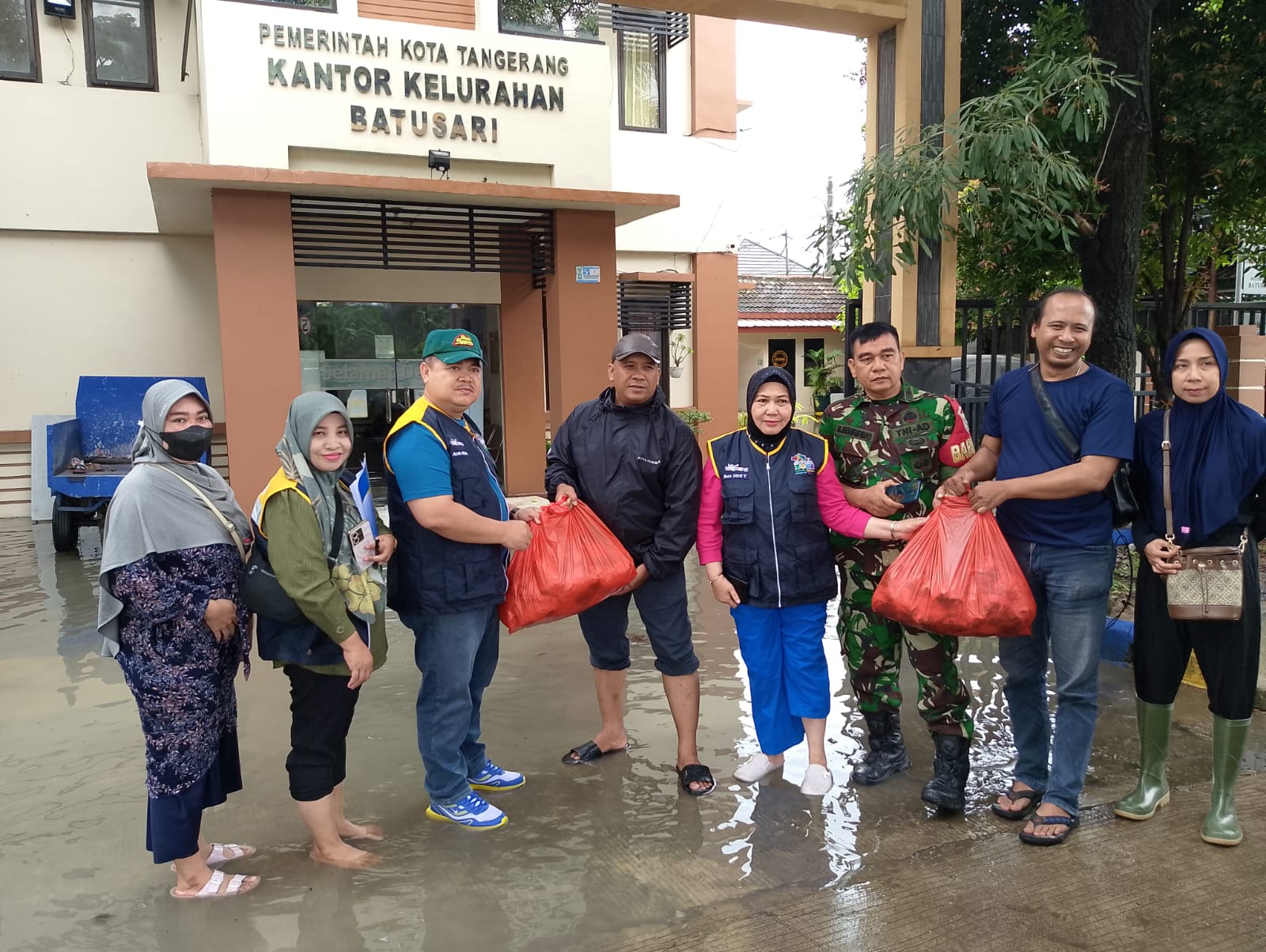 IMG-dinsos-kota-tangerang-salurkan-2-100-nasi-bungkus-hingga-bantuan-logistik-ke-lokasi-terdampak-banjir