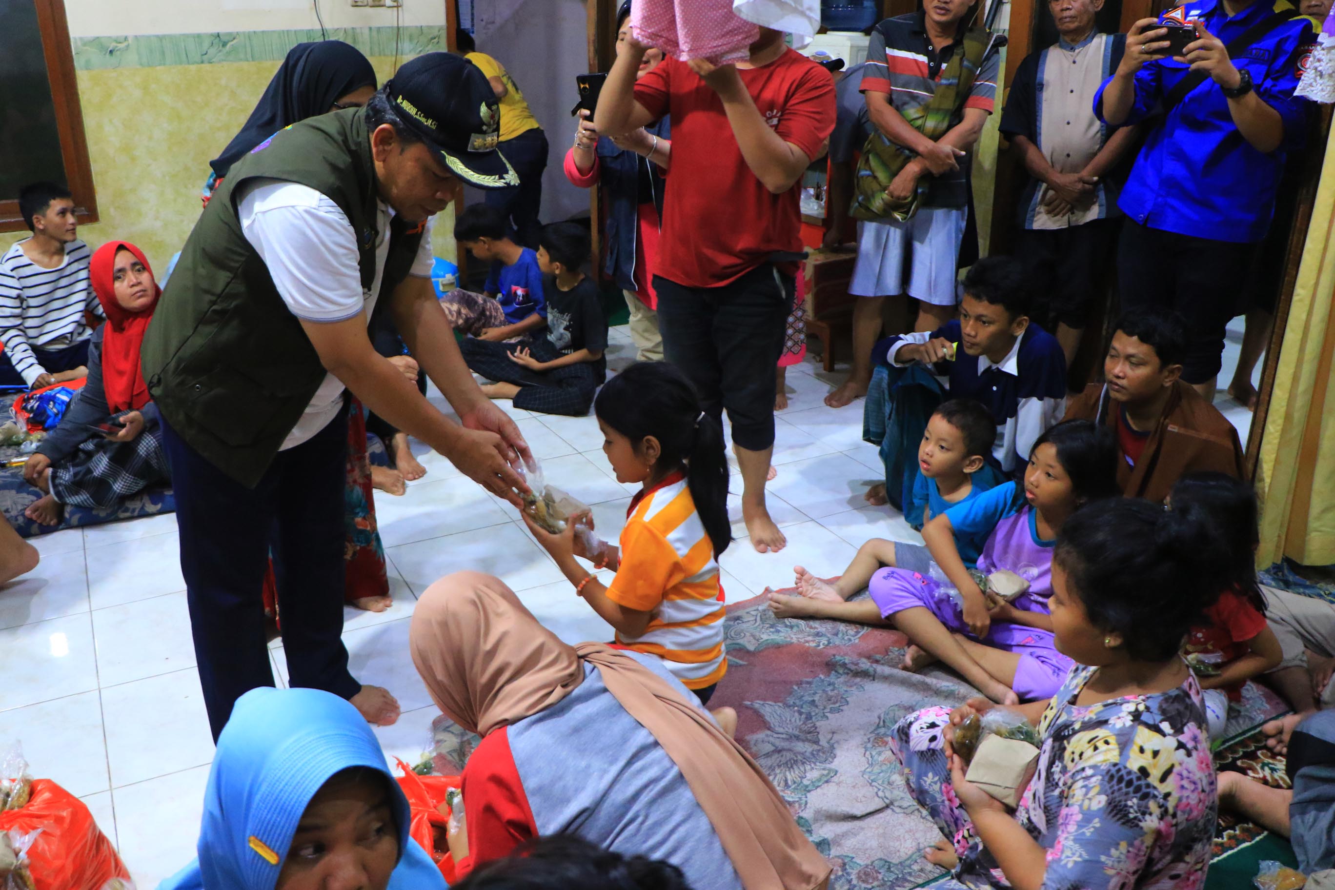 IMG-berangsur-surut-pemkot-tetap-siaga-bantu-evakuasi-warga-yang-masih-terdampak