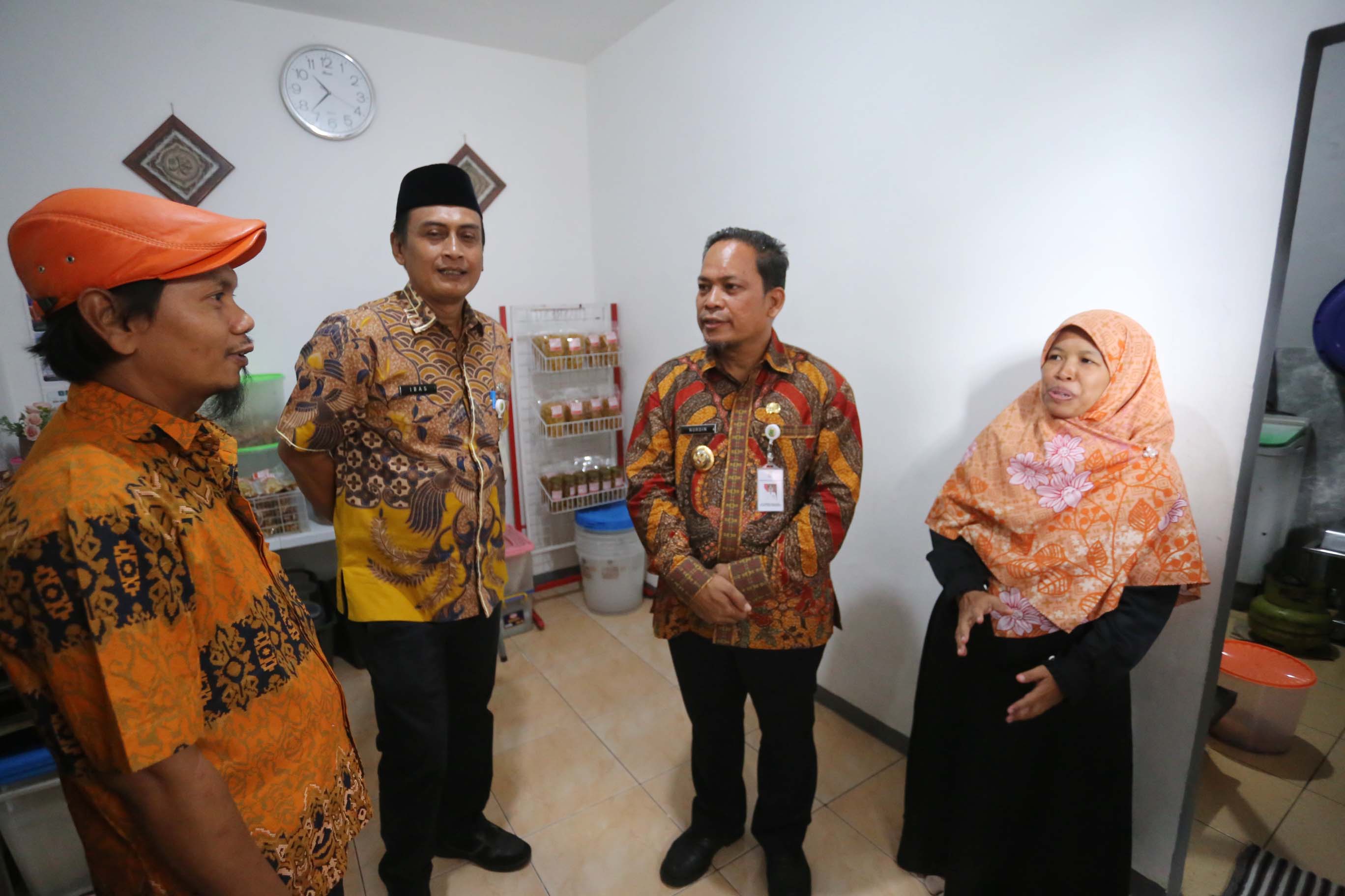 IMG-selain-resmikan-alun-alun-ciledug-dr-nurdin-juga-temui-keluarga-penerima-bantuan-modal-usaha-di-larangan