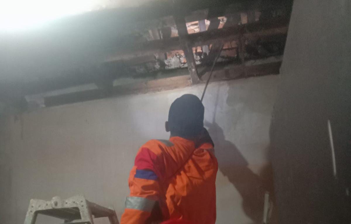 IMG-upt-pemadam-kebakaran-ciledug-bpbd-kota-tangerang-evakuasi-ular-sanca-sepanjang-3-meter-di-rumah-warga