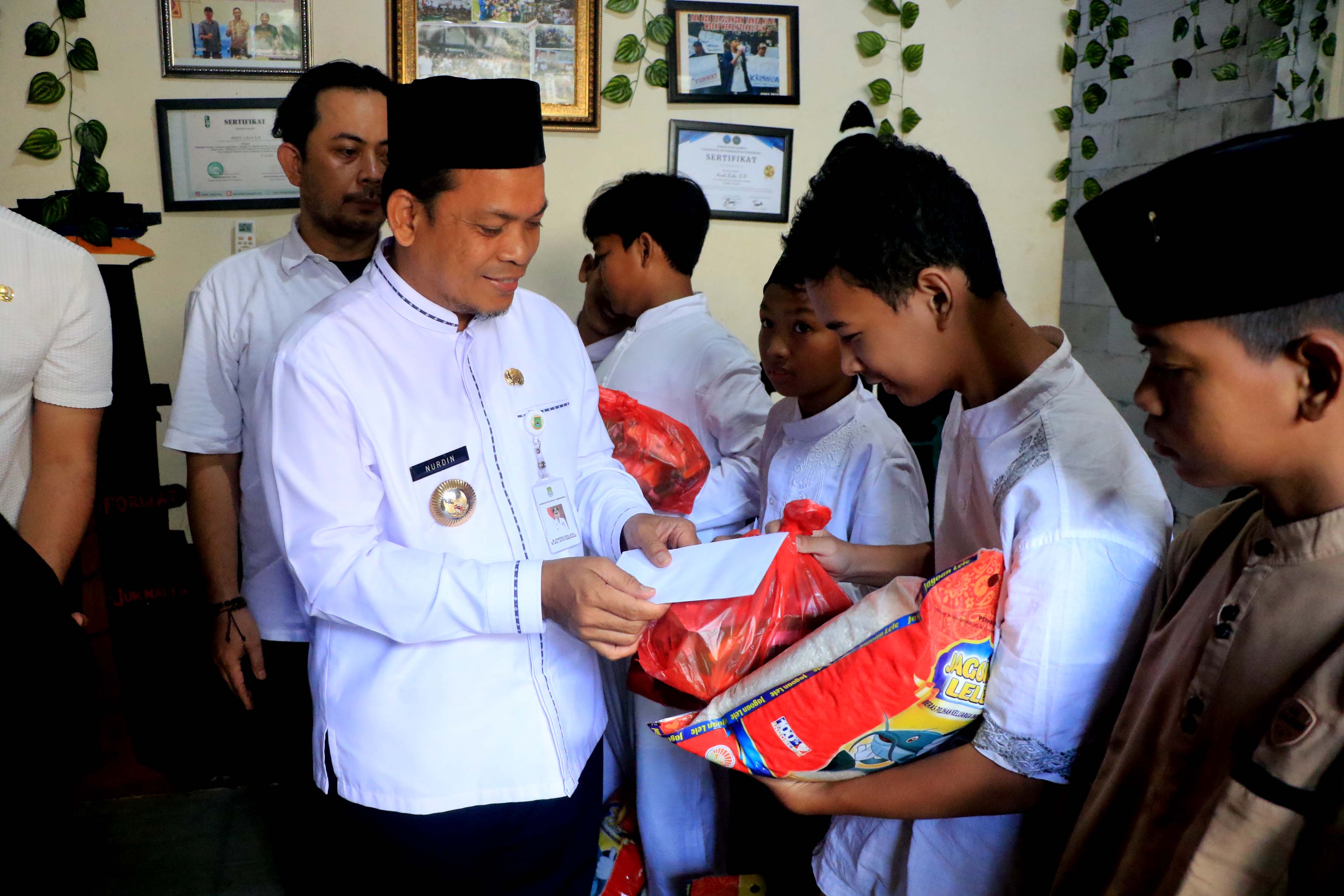 IMG-sambut-hpn-dr-nurdin-bersama-insan-pers-melaksanakan-jumat-berbagi-kepada-yatim-piatu