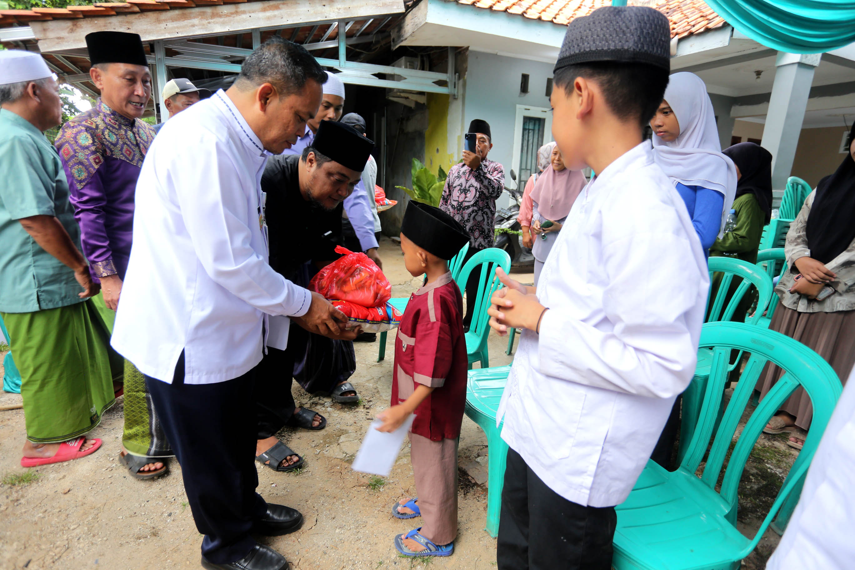 IMG-jumat-berbagi-dr-nurdin-semangati-anak-yatim-untuk-terus-raih-mimpi