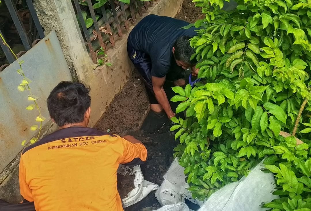IMG-satgas-kecamatan-ciledug-lakukan-normalisasi-saluran-air-di-wilayah-pemukiman