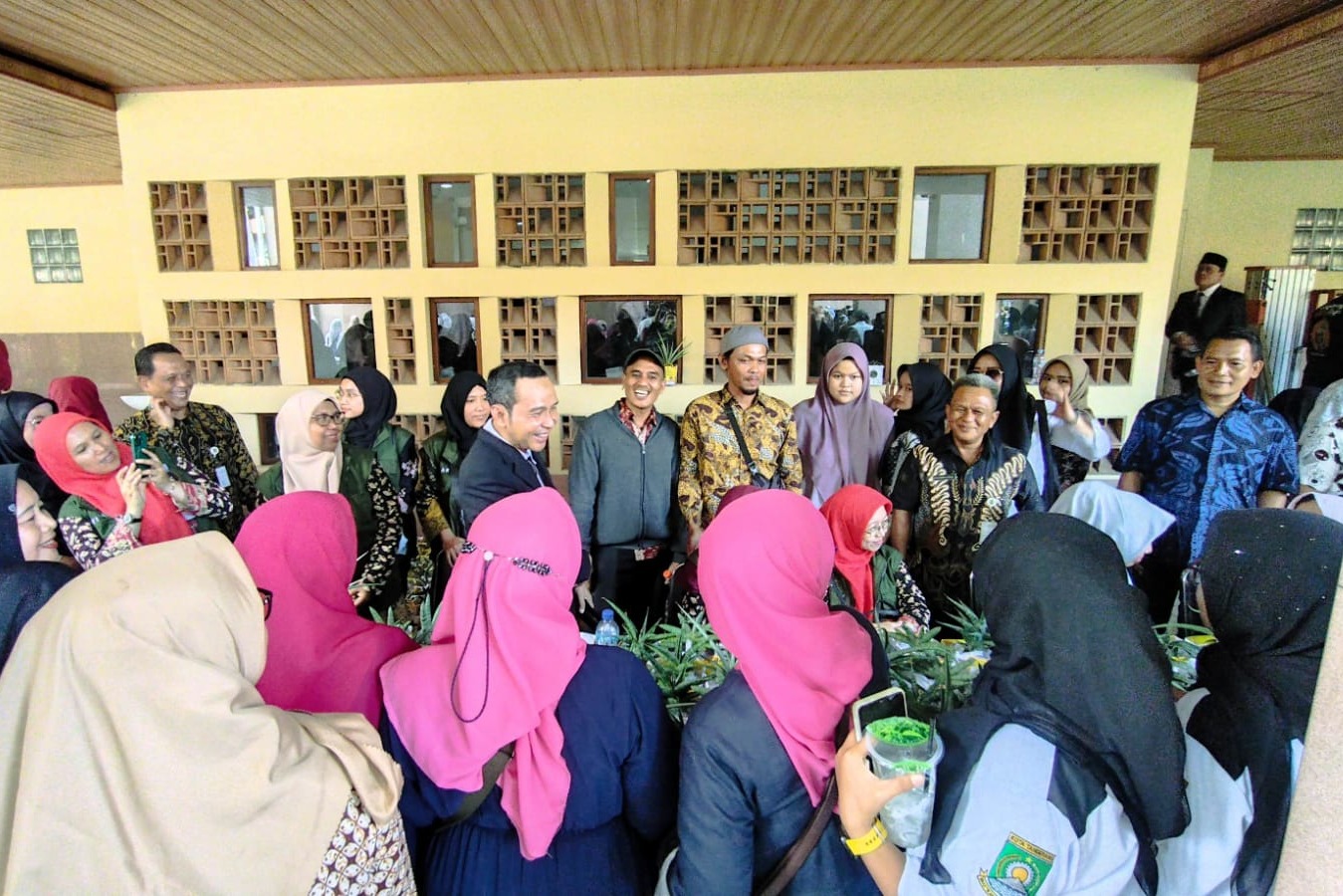 IMG-sambut-wali-kota-dan-wakil-wali-kota-baru-pemkot-tangerang-bagikan-1-000-tanaman-sansevieria-gratis