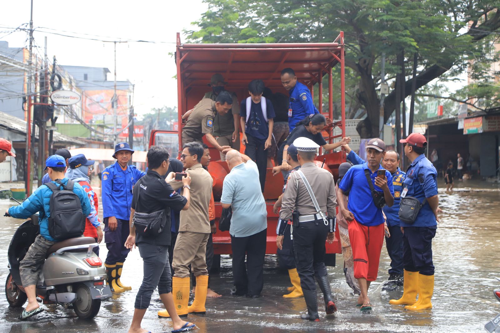 IMG-petugas-gabungan-pemkot-tangerang-sigap-tangani-banjir-kiriman-di-wilayah-ciledug-indah