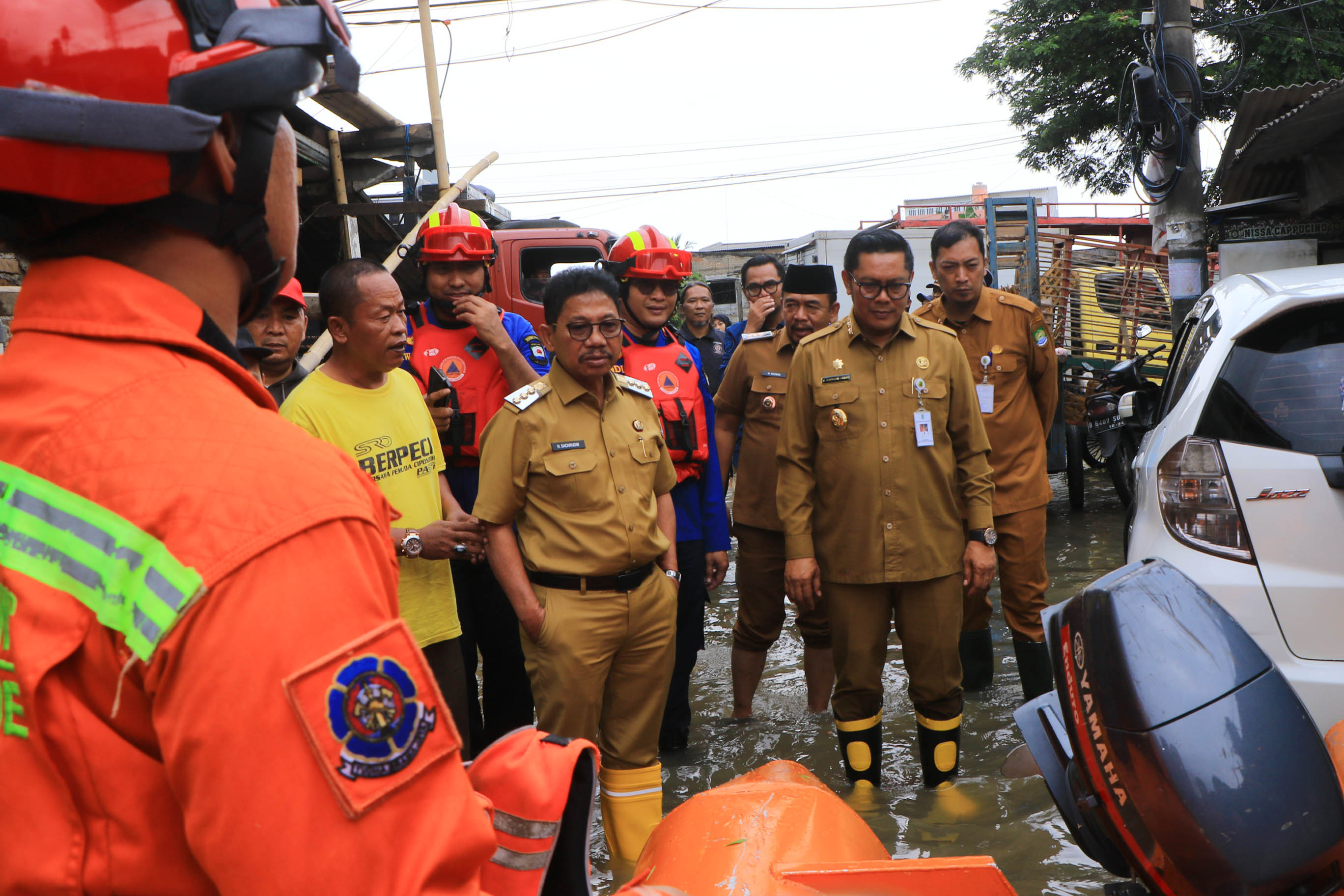 IMG-hujan-lebat-sebabkan-banjir-pemkot-salurkan-bantuan-obat-obatan-selimut-dan-makanan