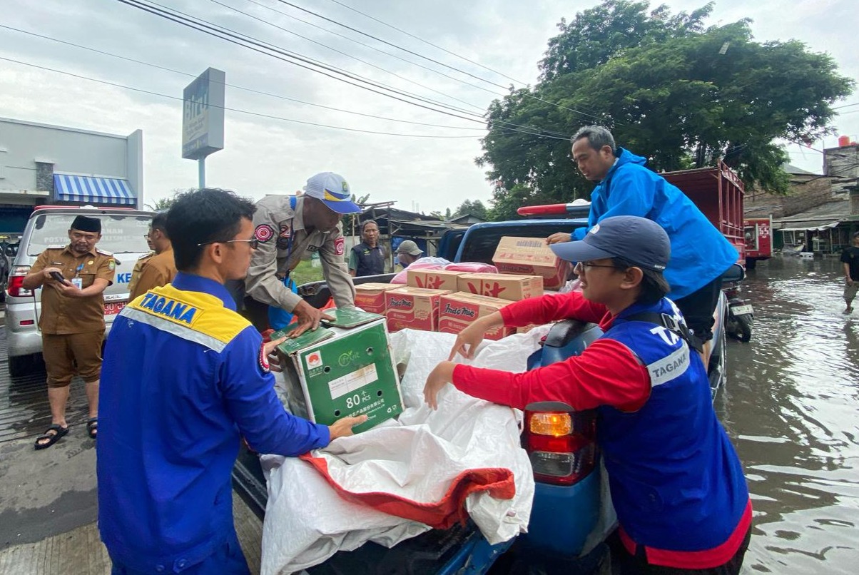 IMG-dinsos-kota-tangerang-salurkan-ribuan-nasi-bungkus-hingga-logistik-ke-warga-terdampak-banjir
