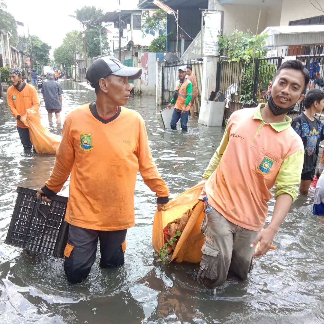 IMG-dlh-kota-tangerang-kerahkan-personel-bantu-bersihkan-rumah-warga-terdampak-banjir