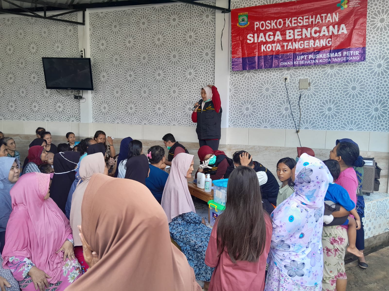 IMG-cegah-penyakit-menular-pascabanjir-dinkes-kota-tangerang-bagikan-lysol-disinfektan-ke-korban-banjir