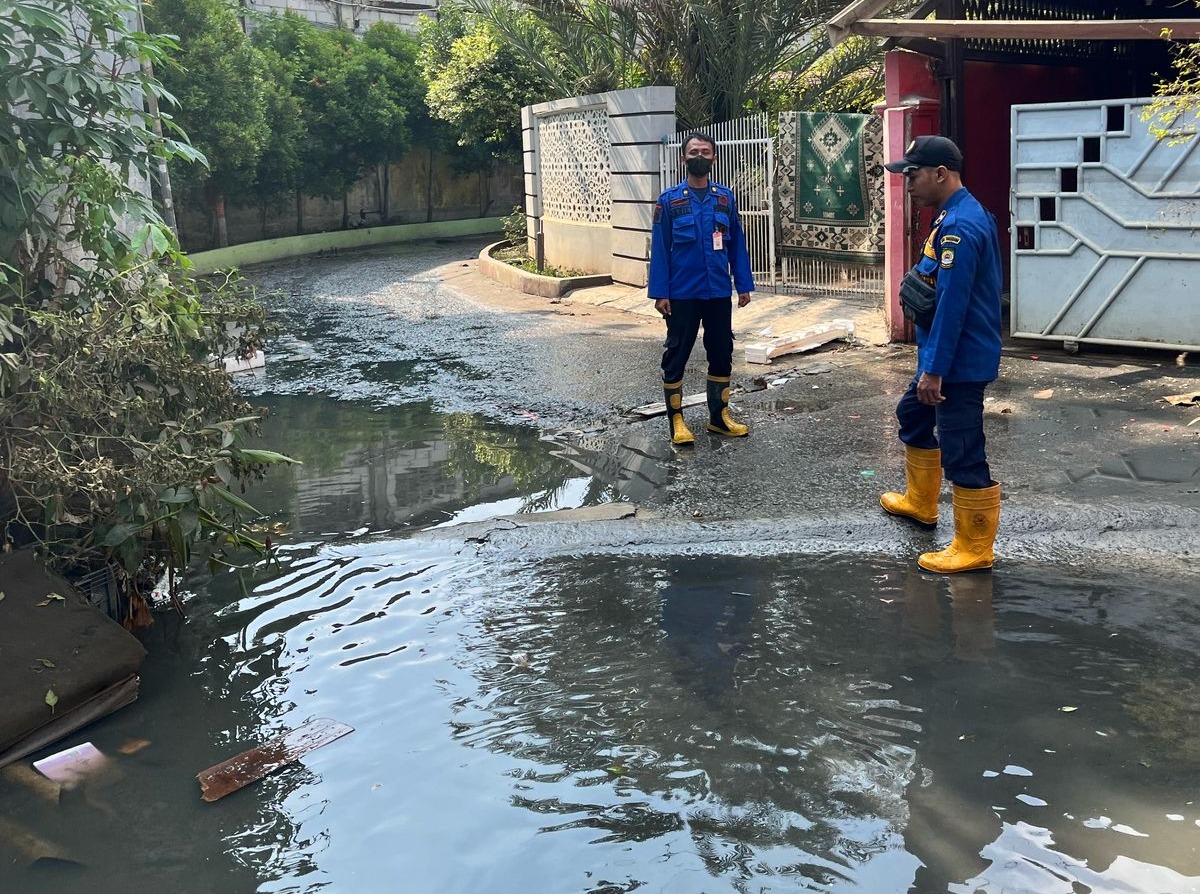 IMG-bpbd-kota-tangerang-pastikan-banjir-candulan-surut-warga-bahu-membahu-bersihkan-sisa-lumpur