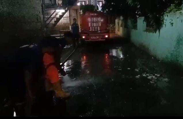 IMG-petugas-bpbd-kota-tangerang-masih-bersihkan-lumpur-sisa-banjir-hingga-malam-ini