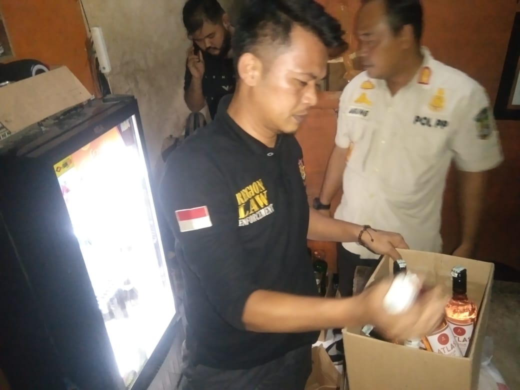 IMG-toko-plastik-edarkan-miras-tramtib-kecamatan-ciledug-sita-puluhan-botol