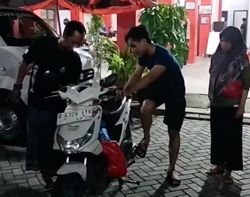 IMG-sepeda-motornya-mogok-ibu-dan-anak-ini-datangi-mako-bpbd-kota-tangerang-untuk-minta-bantuan