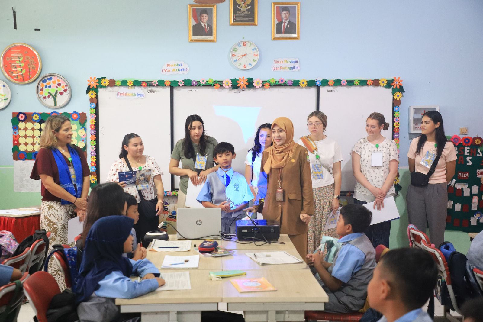 IMG-puluhan-mahasiswa-amerika-serikat-kunjungi-sdn-sukasari-4-kota-tangerang