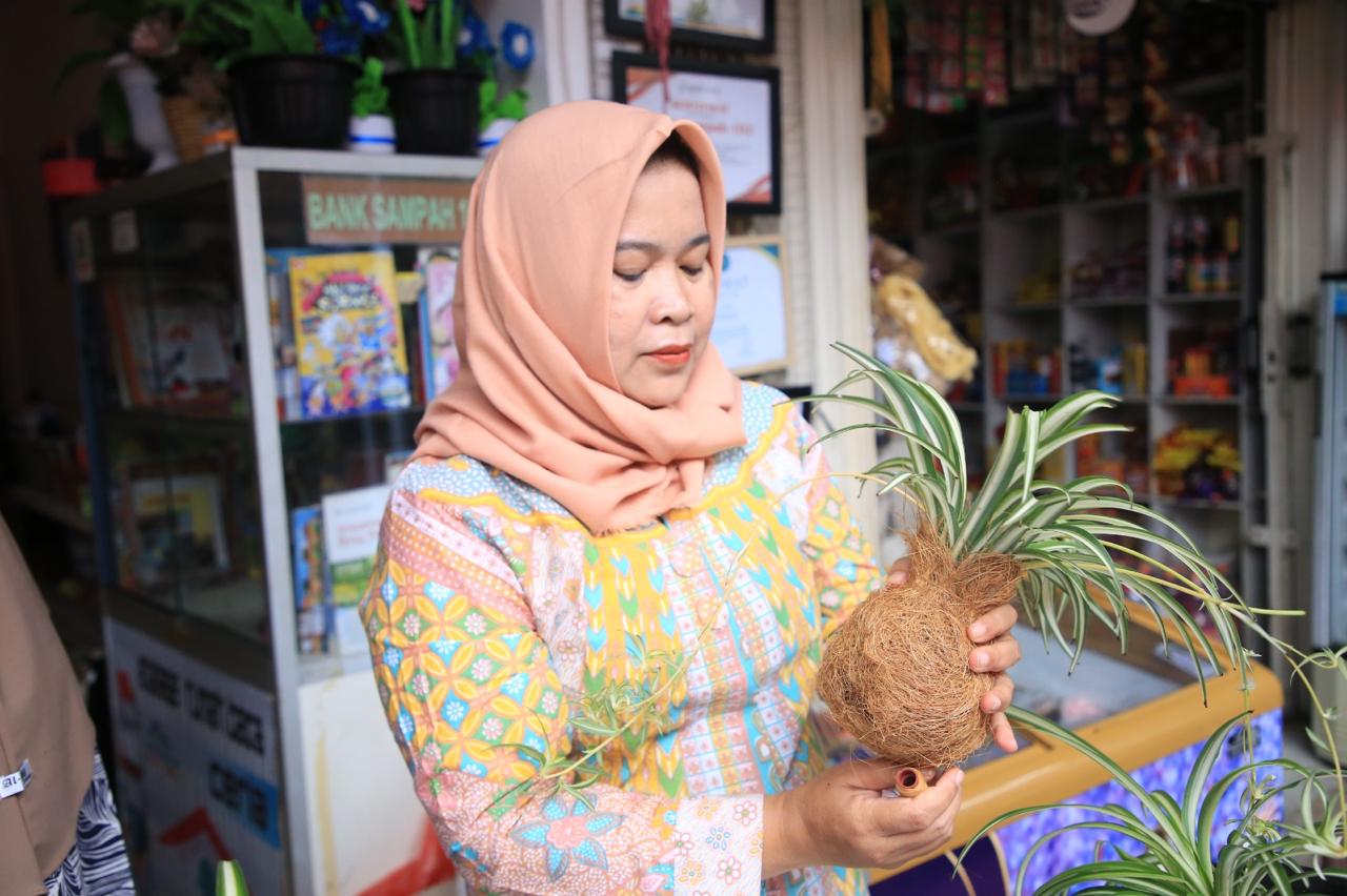 IMG-bank-sampah-102-kota-tangerang-manfaatkan-sabut-kelapa-jadi-kokedama-yang-bernilai-jual