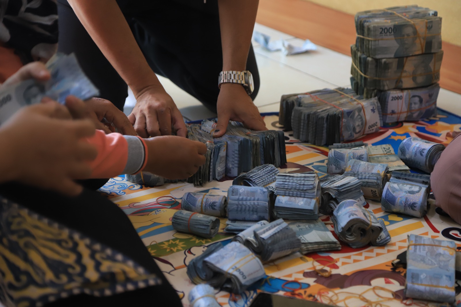 IMG-inspiratif-warga-kelurahan-kenanga-kota-tangerang-bayar-pajak-pakai-receh-hasil-menabung-puluhan-tahun
