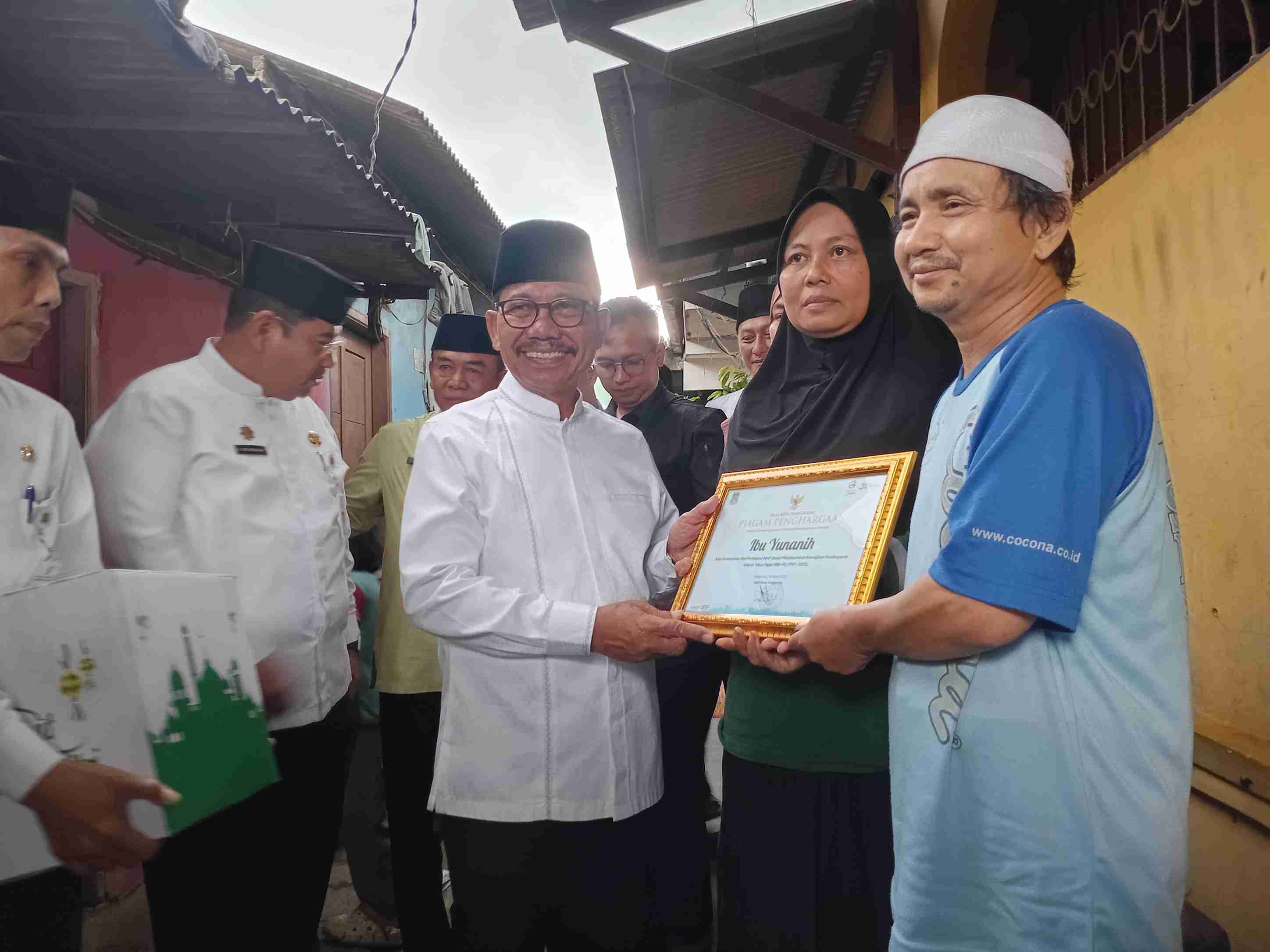 IMG-dengar-ada-warga-yang-nabung-rp2-ribu-hari-untuk-bayar-pbb-sachrudin-kunjungi-rumahnya-dan-berikan-penghargaan
