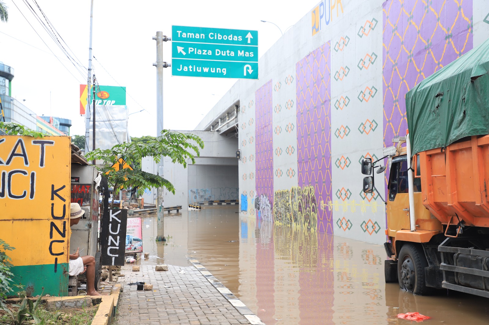 IMG-akses-kolong-flyover-taman-cibodas-kota-tangerang-ditutup-imbas-luapan-kali-sabi