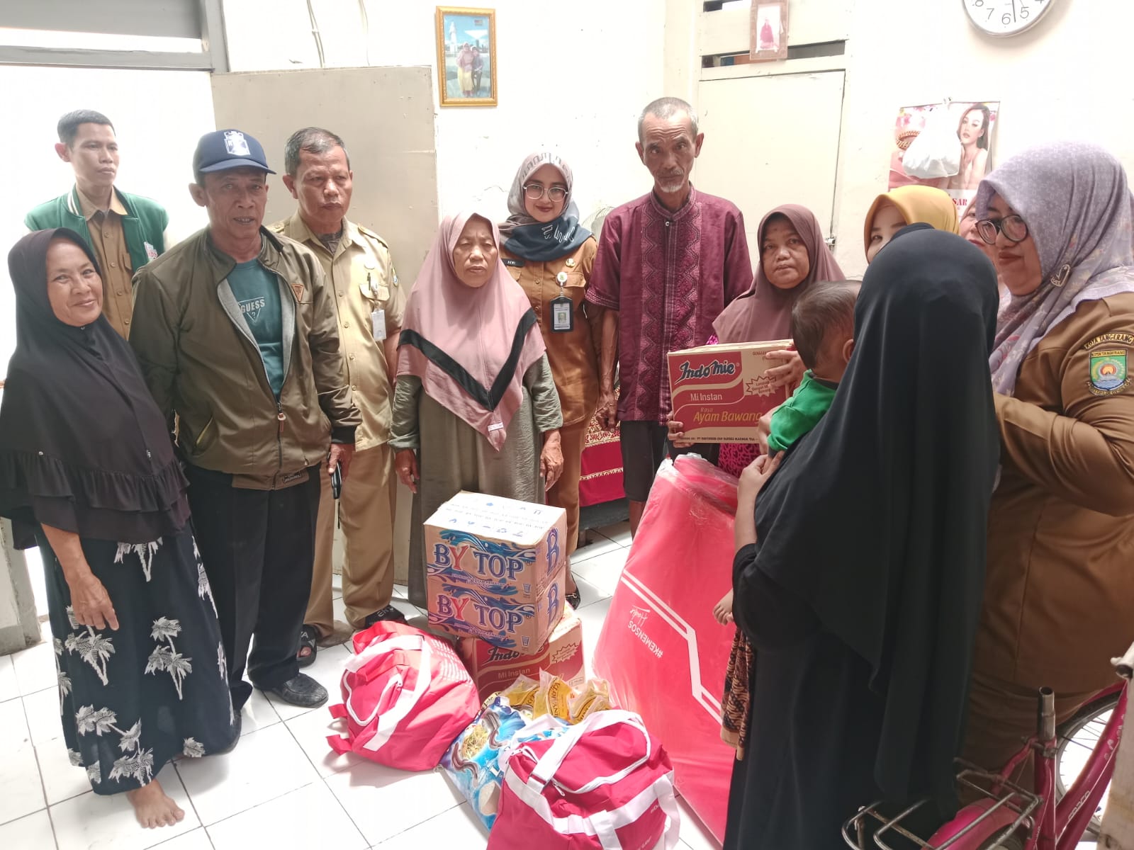 IMG-dinsos-kota-tangerang-salurkan-bantuan-ke-rumah-warga-di-kelurahan-belendung