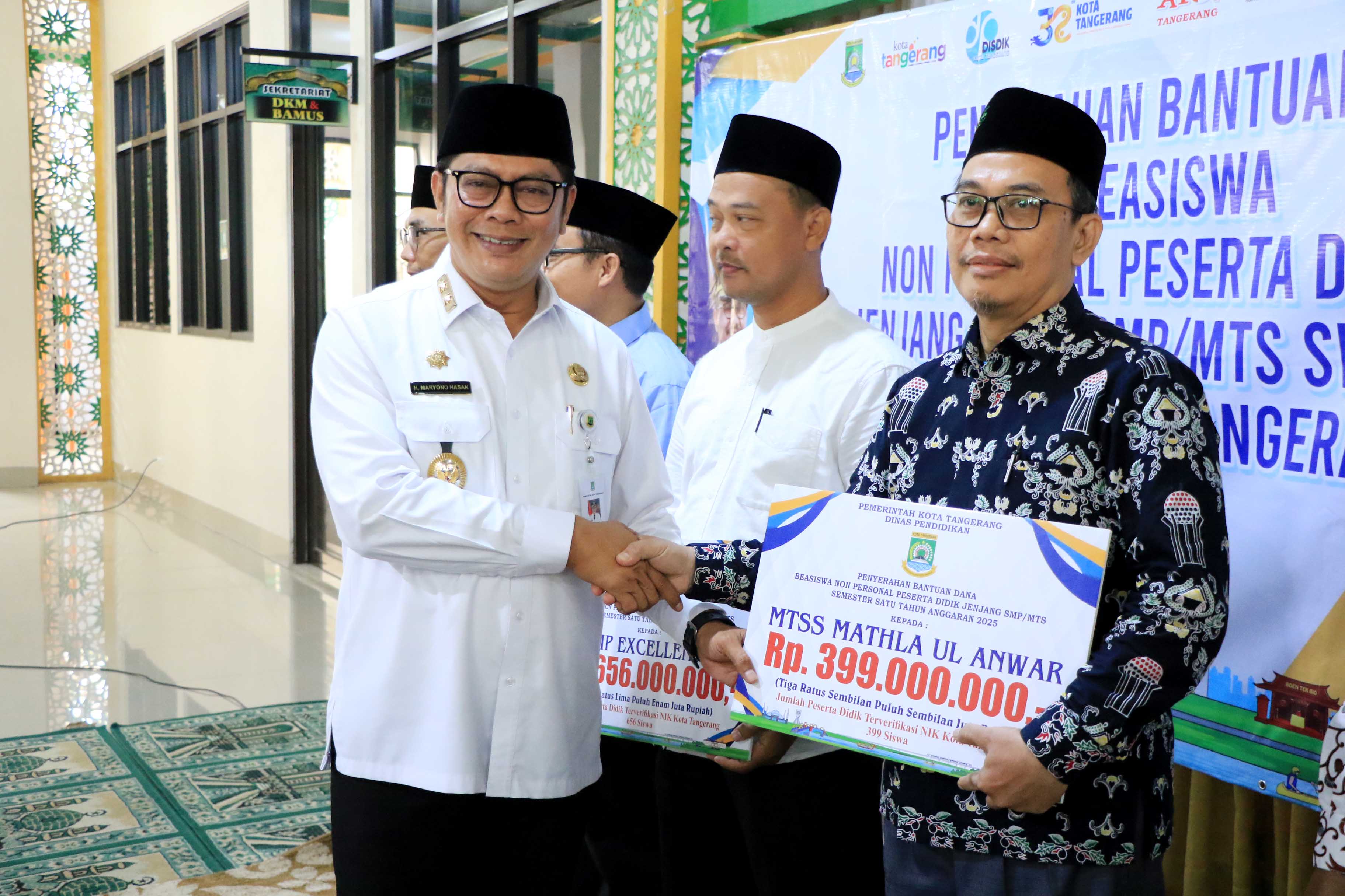IMG-perkuat-program-3g-wakil-wali-kota-serahkan-bantuan-pendidikan