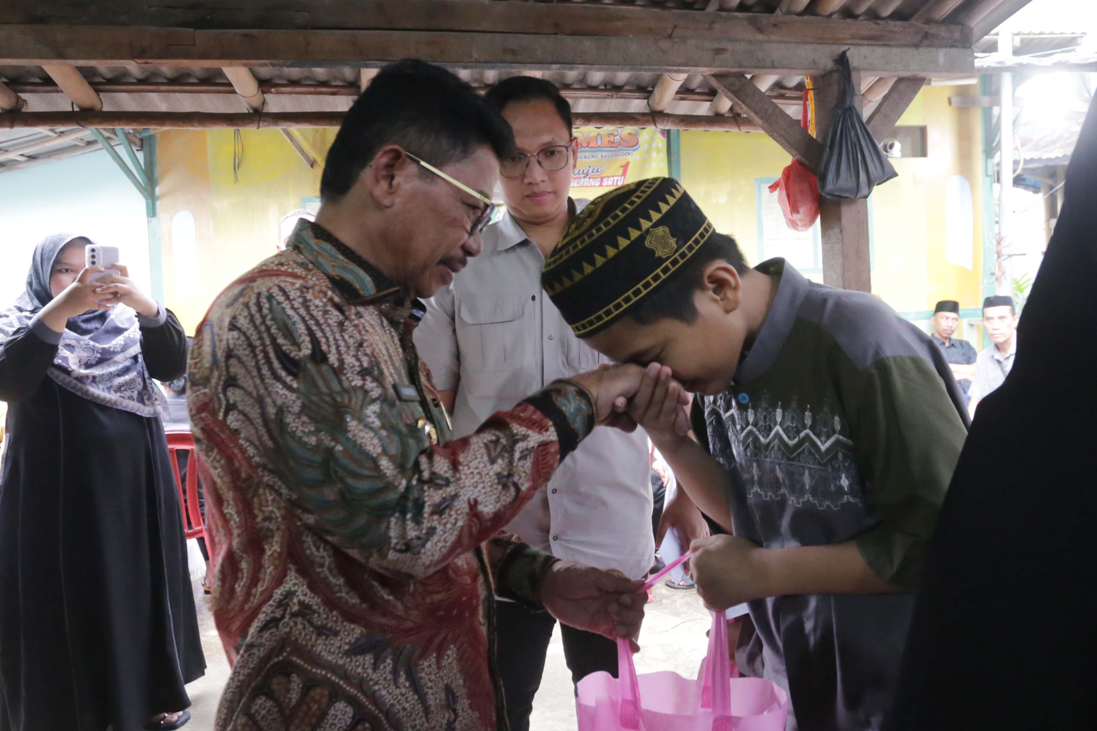 IMG-sachrudin-apresiasi-semangat-berbagi-masyarakat-di-tengah-keterbatasan