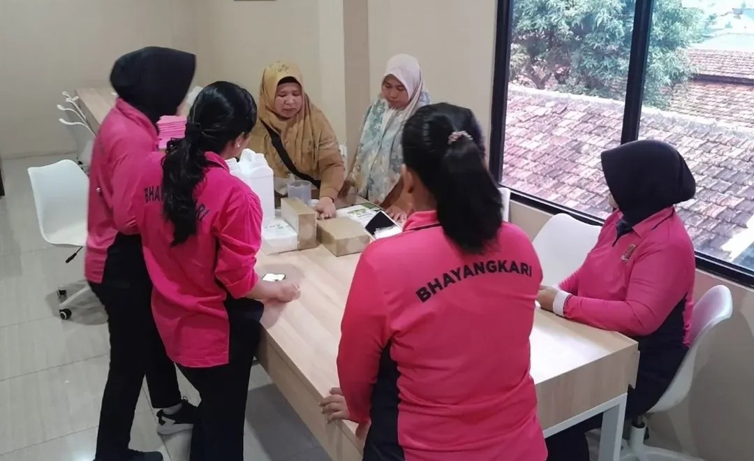 IMG-dkp-kota-tangerang-beri-pelatihan-hidroponik-bagi-bhayangkari-polres-metro-tangerang-kota
