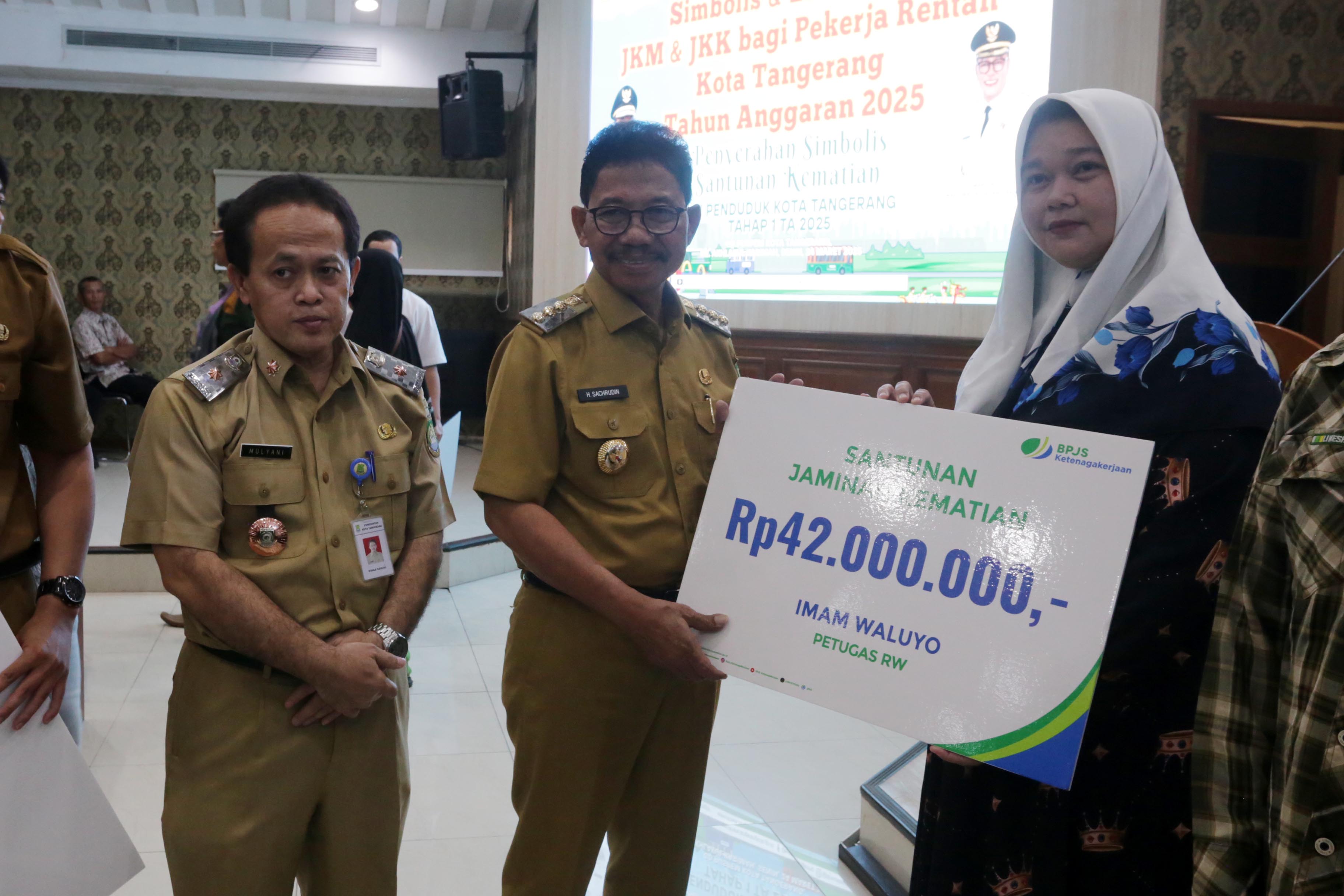 IMG-sachrudin-berikan-jaminan-kematian-dan-kecelakaan-kerja-bagi-5952-pekerja-rentan