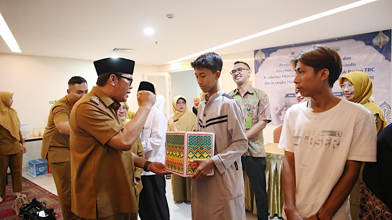 IMG-hari-tuberkulosis-sedunia-dinkes-kota-tangerang-berikan-600-pmt