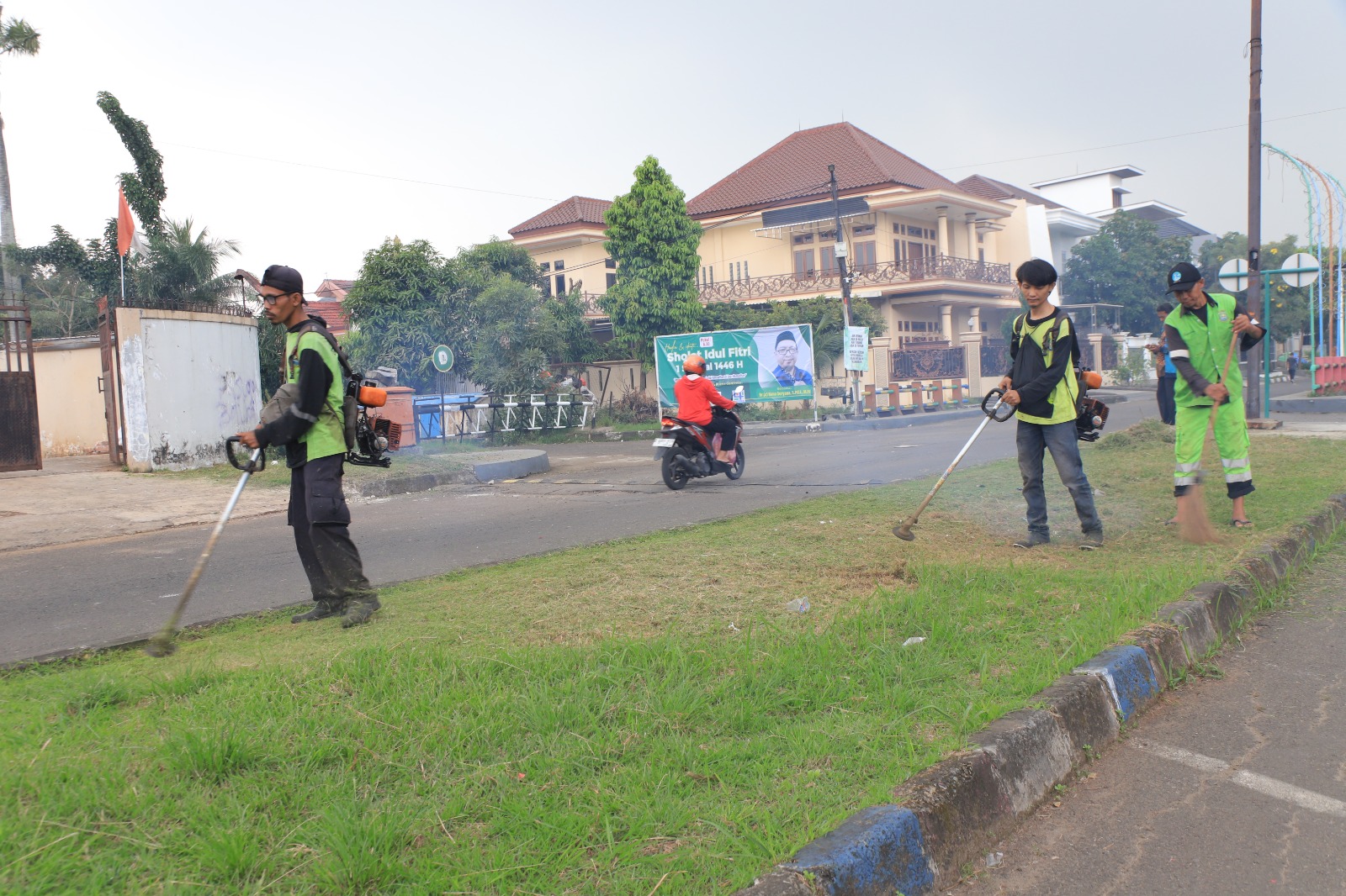 IMG-layanan-potong-rumput-gratis-lokasi-salat-idulfitri-dimanfaatkan-warga-kota-tangerang