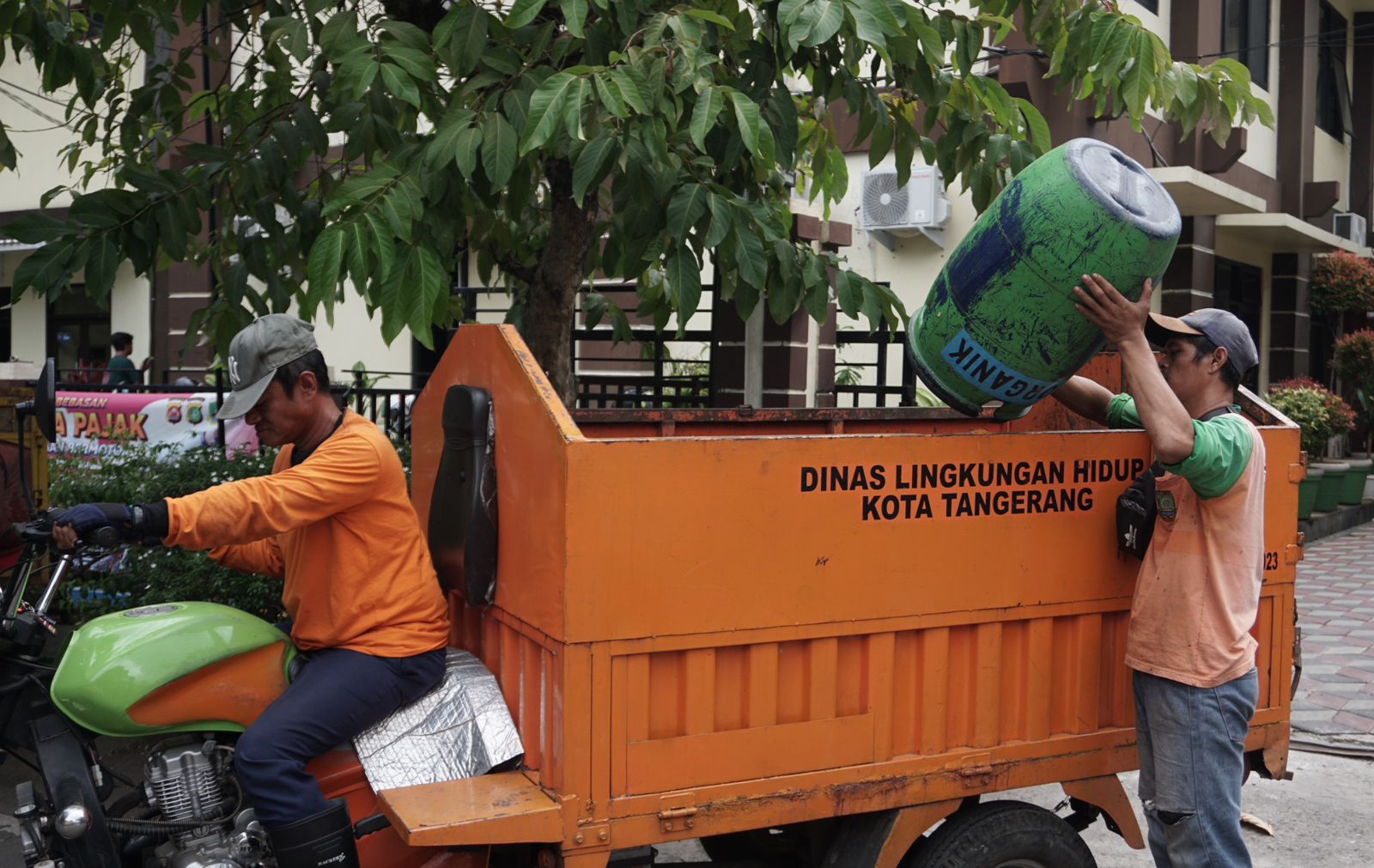 IMG-pemerintah-kota-tangerang-pastikan-operasional-penanganan-sampah-tetap-normal-selama-libur-lebaran
