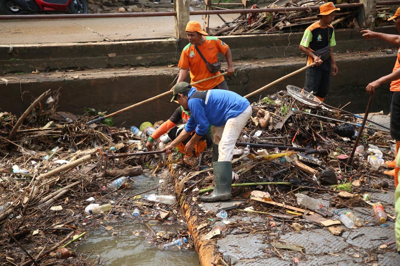 IMG-optimalkan-penanganan-pascabanjir-pemkot-tangerang-angkut-tumpukan-sampah-di-bendungan-polor