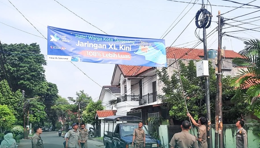 IMG-kecamatan-larangan-lakukan-operasi-penertiban-spanduk-liar-di-kreo-dan-larangan-indah