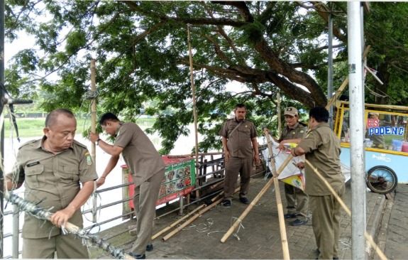IMG-pemkot-tangerang-lakukan-pembongkaran-lapak-pedagang-di-bantaran-sungai-cisadane