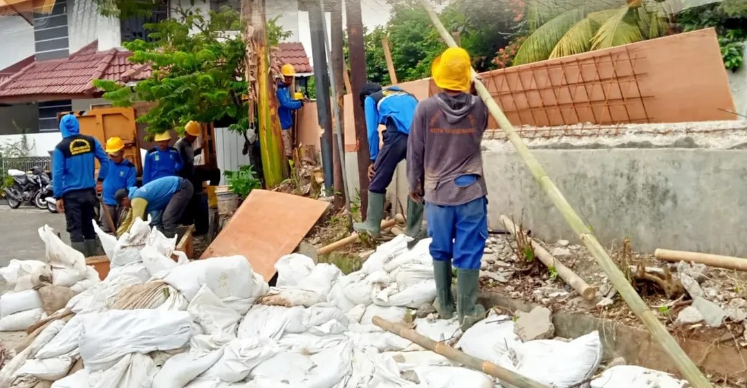 IMG-antisipasi-banjir-dinas-pupr-kota-tangerang-rehabilitasi-turap-dan-drainase-jebol-di-karang-tengah