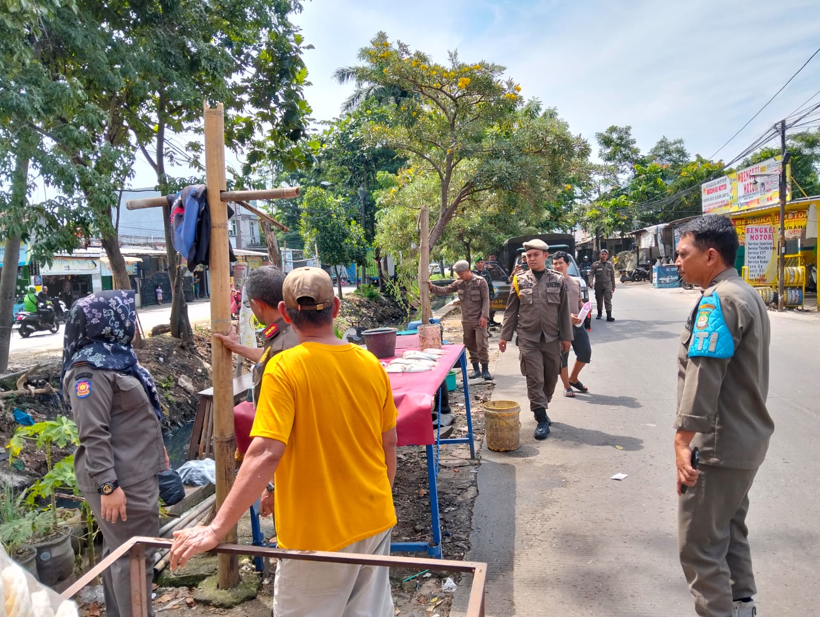 IMG-pemkot-tangerang-tertibkan-jalur-irigasi-sipon-aksi-bersih-bersih-hingga-sterilisasi-trotoar