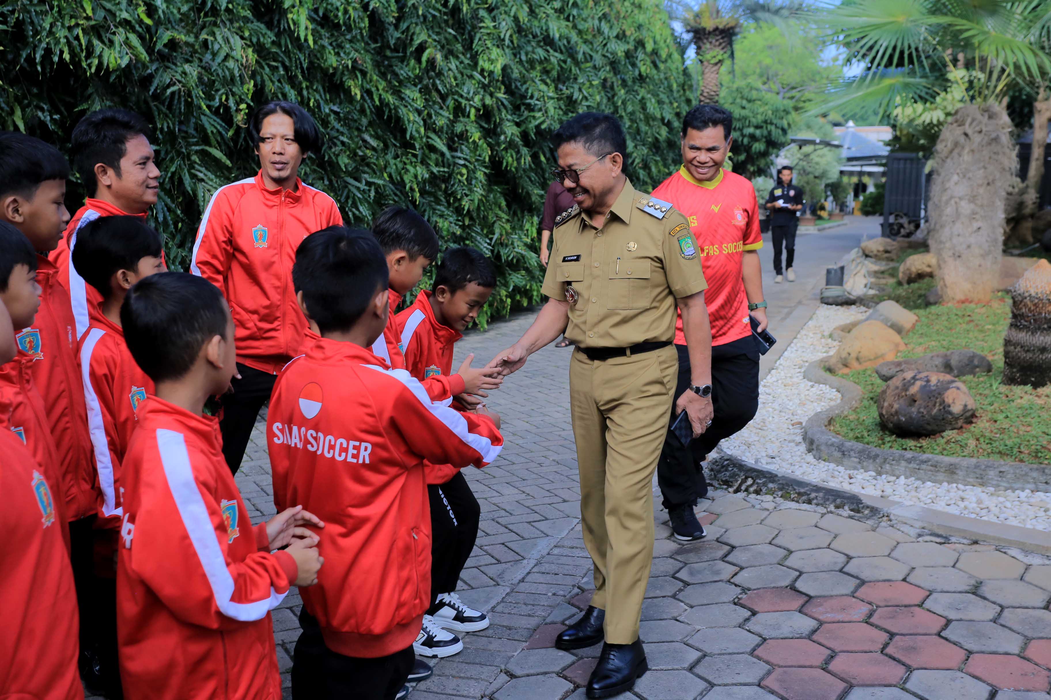 IMG-kuala-lumpur-here-we-come-wali-kota-lepas-tim-muda-salfas-soccer