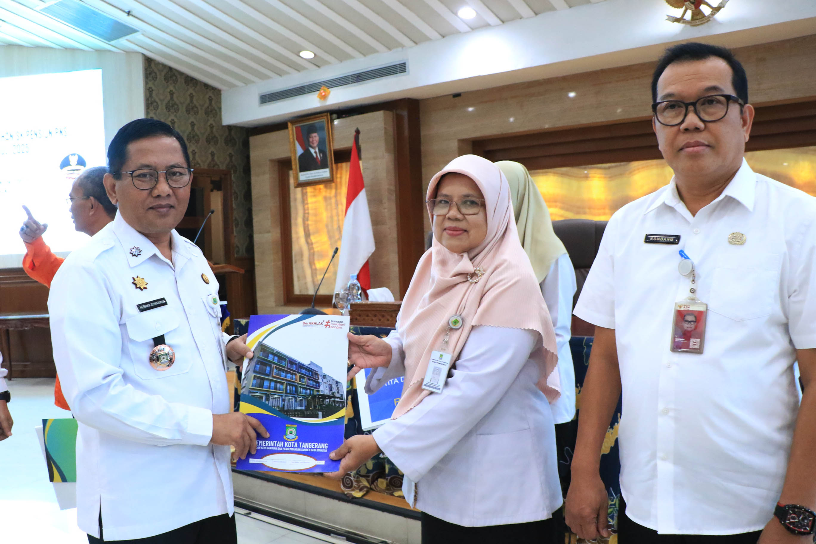 IMG-120-asn-terima-sk-pensiun-sekda-asn-purna-tugas-tetap-punya-peran-di-tengah-masyarakat