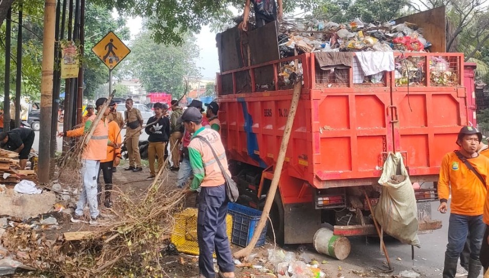 IMG-dlh-kota-tangerang-siap-lanjutkan-pembongkaran-sejumlah-tps-liar-pekan-depan