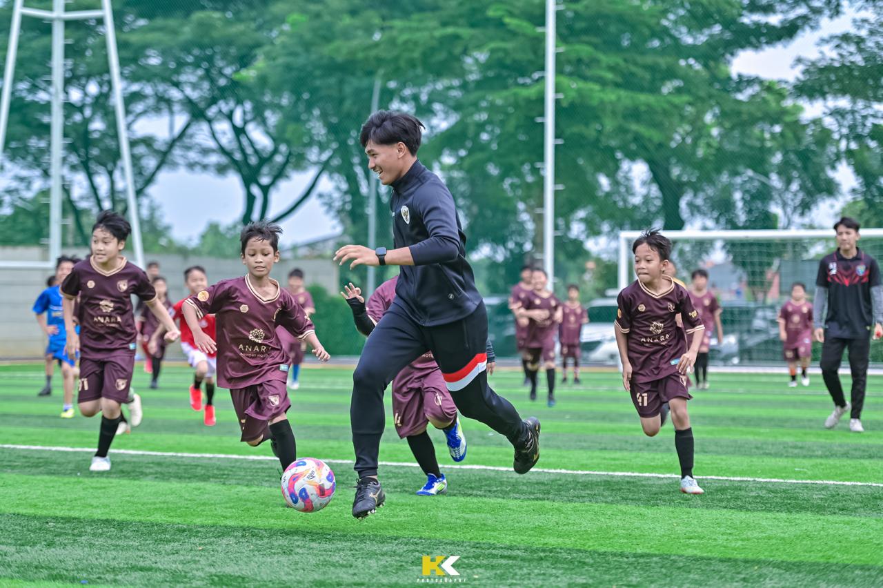 sobat-fc-kota-tangerang-gelar-coaching-clinic-gandeng-algazani-pemain-timnas-u-17