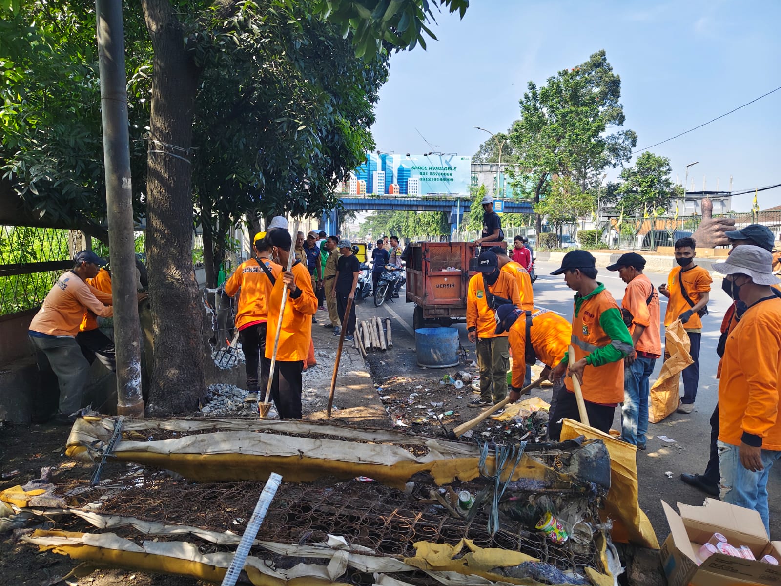 pembongkaran-tps-liar-berlanjut-dlh-kota-tangerang-mulai-sisir-wilayah-barat