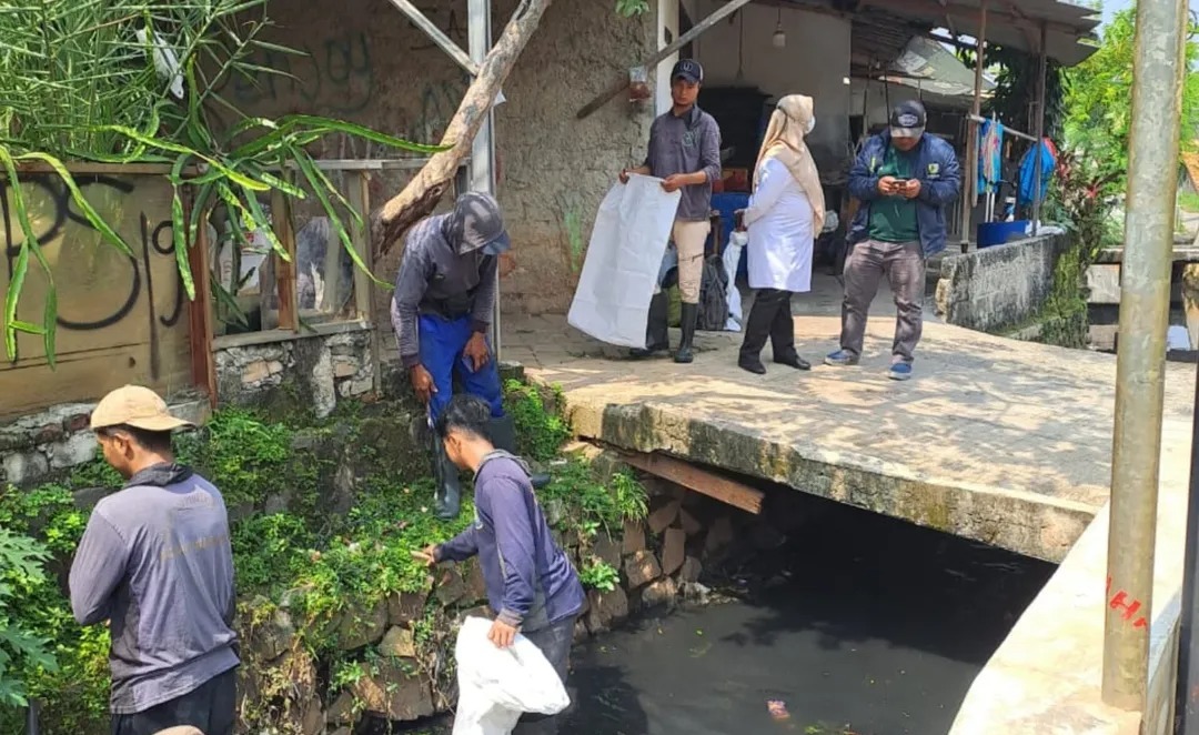 antisipasi-banjir-pemkot-tangerang-gandeng-masyarakat-gelar-aksi-bersihkan-sampah-di-kali-plered