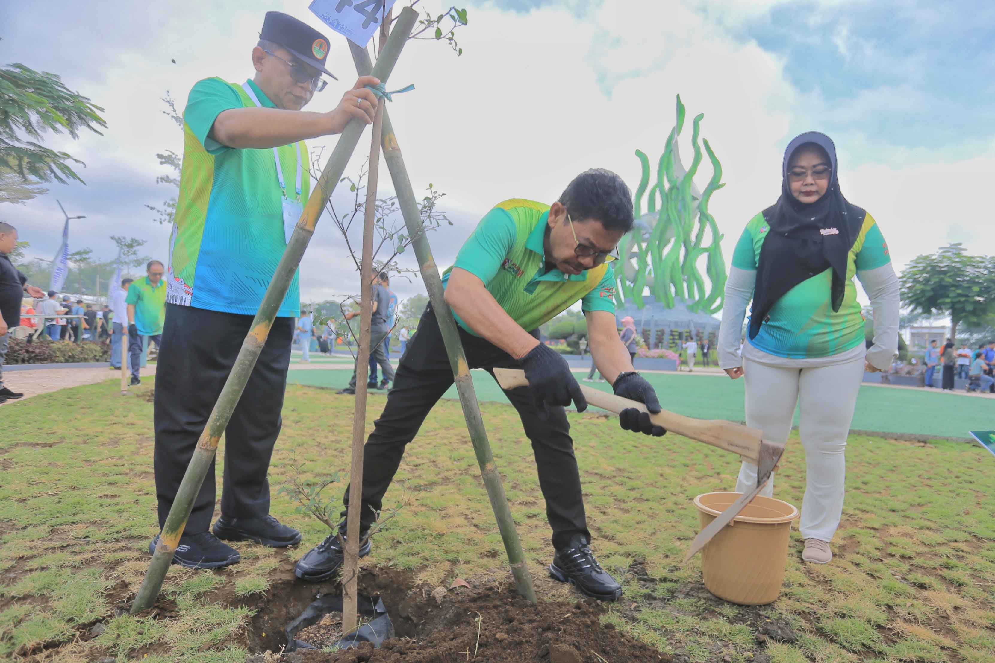 ikut-tanam-pohon-di-munas-apeksi-sachrudin-ajak-masyarakat-perkotaan-perkuat-kepedulian-lingkungan